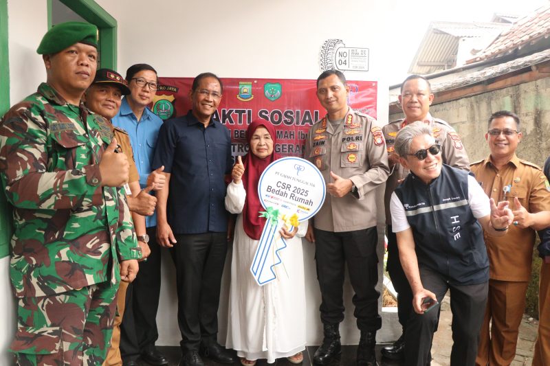 Kapolres Metro Tangerang Kota Serahkan Kunci Rumah kepada Warga Pasir Jaya dalam Rangka Hari Bhayangkara ke-79
