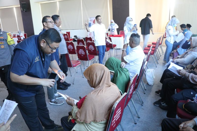 RATUSAN WARGA ANTUSIAS IKUTI SCREENING OPERASI KATARAK GRATIS DI POLRES METRO TANGERANG KOTA, SAMBUT HARI BHAYANGKARA KE-79