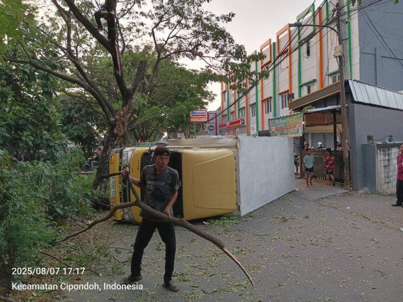 Truk Boks Nyangkut Pohon Besar, Terbalik di Gondrong Cipondoh: Viral dan Picu Sorotan Soal Pohon Rindang yang Tak Terawat